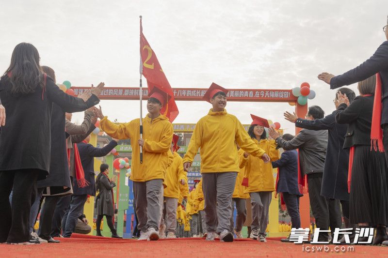 同升湖高級中學近千名高三學子先后穿過“成人門”,。