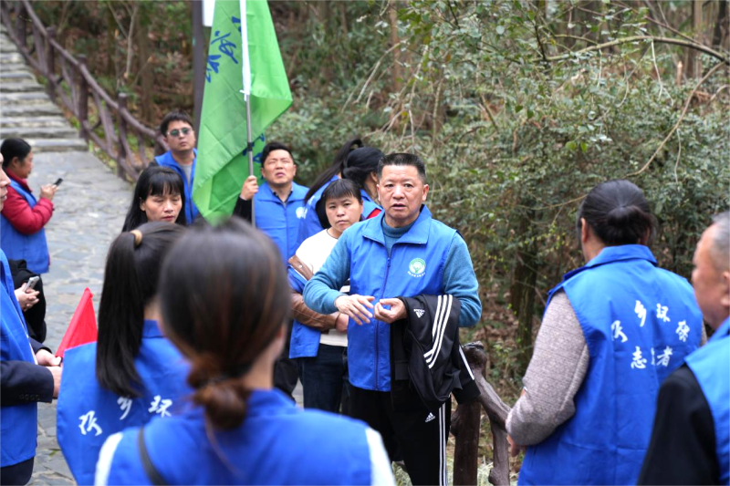 寧鄉(xiāng)市林小青實(shí)踐中心組織人員進(jìn)行巡林護(hù)綠，并向市民群眾開展野生動(dòng)物保護(hù)宣傳,。