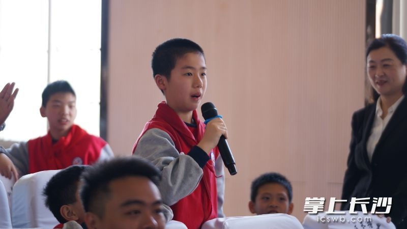 學(xué)生踴躍參與互動(dòng)提問,。