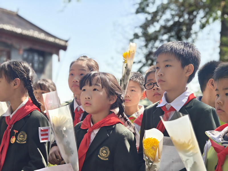 少先隊(duì)員們給烈士敬獻(xiàn)鮮花,。