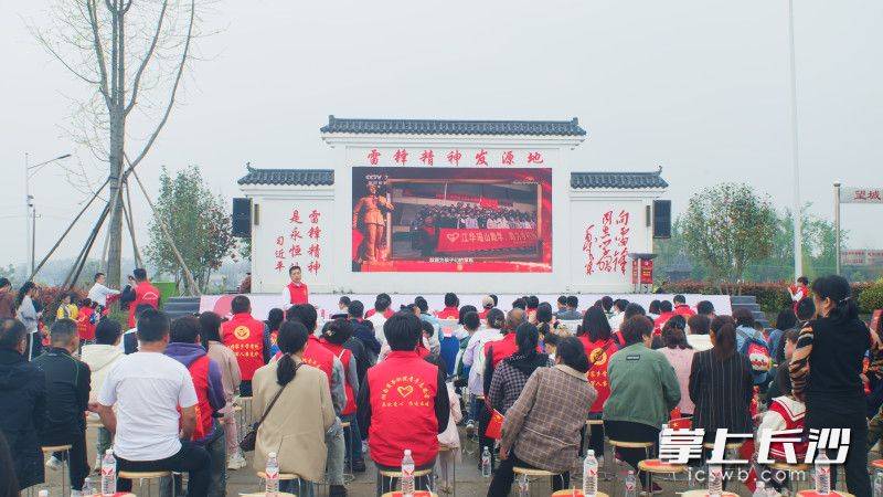 “夢(mèng)想書屋”愛心助學(xué)項(xiàng)目啟動(dòng)儀式在望城區(qū)團(tuán)山湖村正興廣場(chǎng)舉辦,。均為長(zhǎng)沙晚報(bào)通訊員 朱亞杰 攝