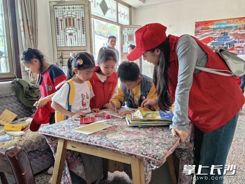 “夢(mèng)想書屋”志愿者與小朋友們相互交流,。