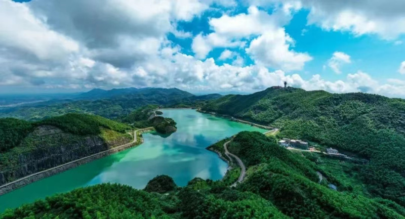 黑麋峰。