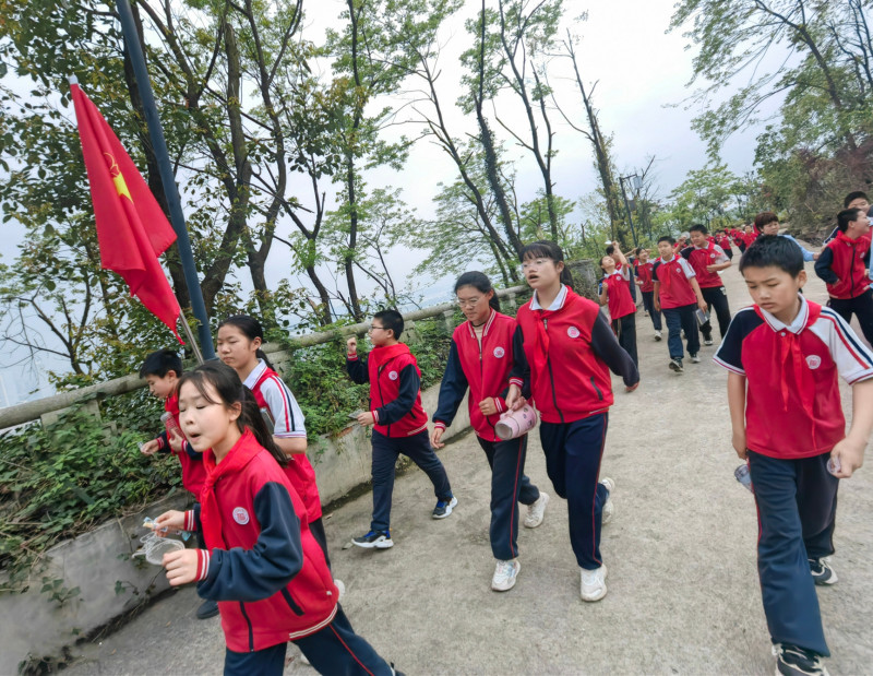 新民小學(xué)六年級(jí)的同學(xué)們?cè)谠缆瓷缴祥_(kāi)展國(guó)防教育拉練活動(dòng),。均為長(zhǎng)沙晚報(bào)通訊員 龍丹 供圖