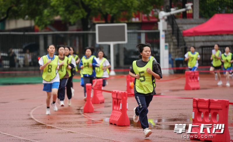 4月16日，2024年長(zhǎng)沙體育中考開考,，在長(zhǎng)沙市實(shí)驗(yàn)中學(xué)考點(diǎn),，學(xué)生正在進(jìn)行耐力跑測(cè)試。長(zhǎng)沙晚報(bào)全媒體記者 鄒麟 攝