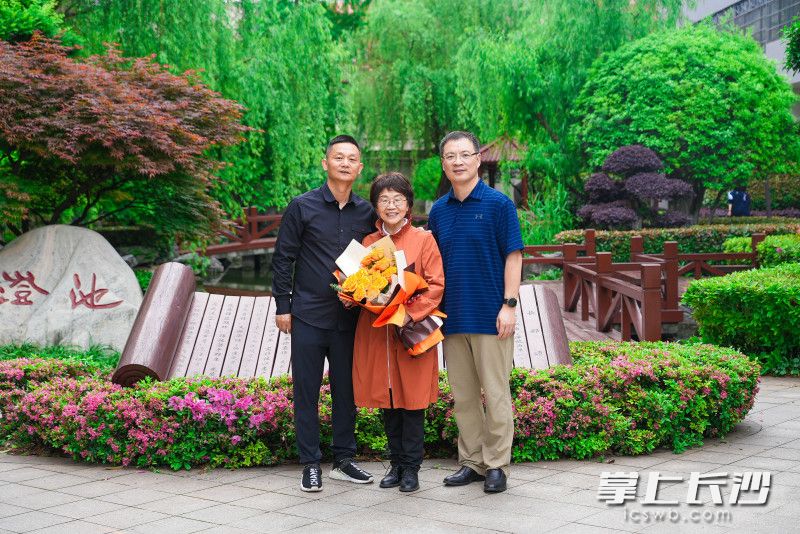 復(fù)刻了當(dāng)年的照片——中間站著的是他高中時(shí)期的數(shù)學(xué)老師江榮光,，兩邊的學(xué)生分別是朱奇本人（右）和他的同班同學(xué)陳輝。