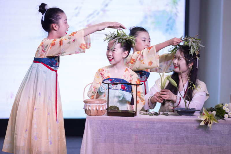 小學(xué)組和中學(xué)組各23位教師，他們同臺(tái)競(jìng)技,，展示了特色課程的多彩魅力,。