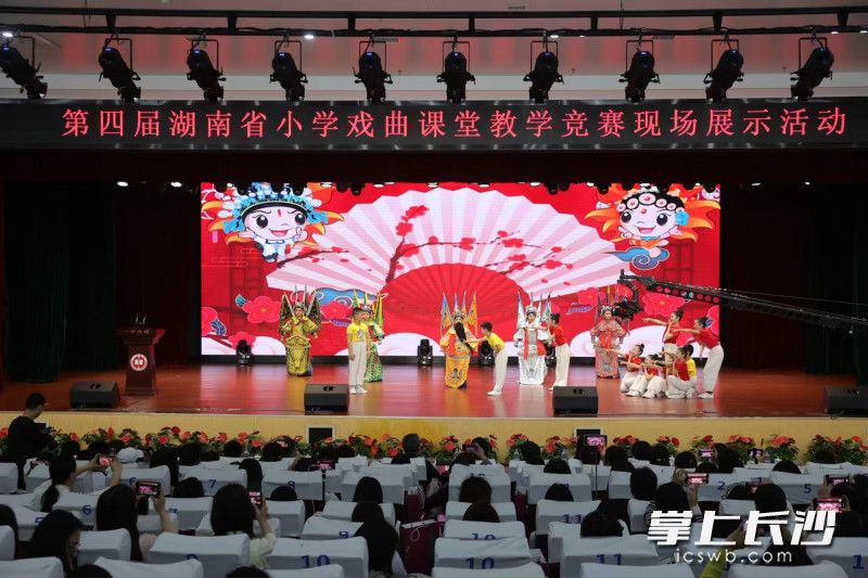 芙蓉區(qū)曙光路小學(xué)孩子們表演的原創(chuàng)戲曲情景劇《京韻童聲》,。長沙晚報通訊員 朱正來 攝