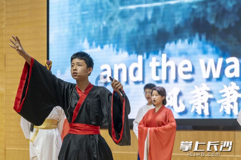 投入演繹荊軻刺秦王。