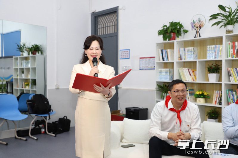 伍家?guī)X小學(xué)黨支部書(shū)記,、校長(zhǎng)雷莉（左）