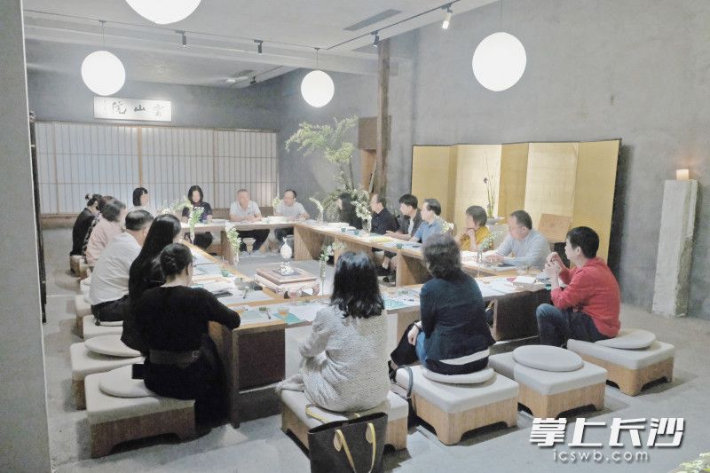 湖南省孔子學(xué)會(huì)在長(zhǎng)沙舉辦傳統(tǒng)文化好書薦讀活動(dòng),。