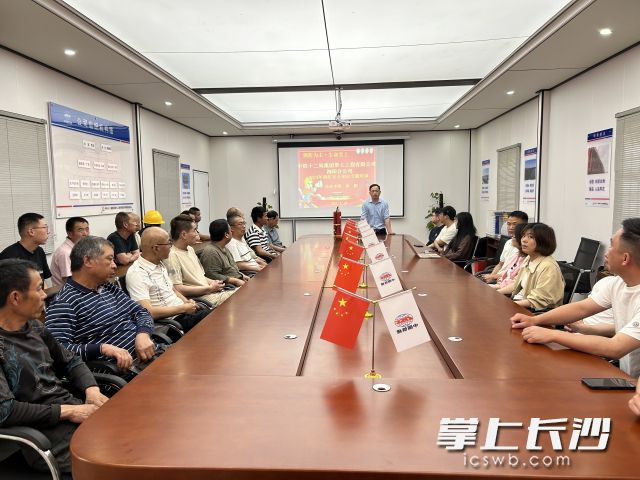 4月24日，中鐵十二局七公司瀏陽分公司聯(lián)合瀏陽市普跡鎮(zhèn)政府開展以“預(yù)防為主,，生命至上”為主題的安全教育培訓(xùn)和實(shí)戰(zhàn)消防演練活動(dòng),。通訊員 通訊員 廖朝輝 陳卓 攝