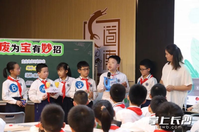 12位老師在課堂中將教師的教,、學(xué)生的學(xué)和評(píng)價(jià)三個(gè)環(huán)節(jié)緊密結(jié)合起來(lái)，展示了“真·我”的課堂探索和教學(xué)研究,。