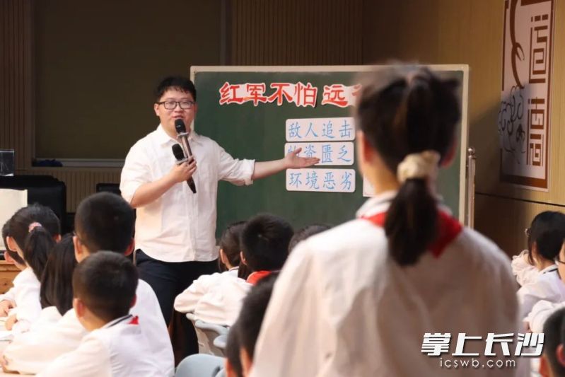 課堂上，老師們精心設(shè)計(jì)各種模擬場(chǎng)景,，激發(fā)學(xué)生主動(dòng)思考和解決問(wèn)題的興趣,。均為長(zhǎng)沙晚報(bào)通訊員 李莎 邵柱 供圖