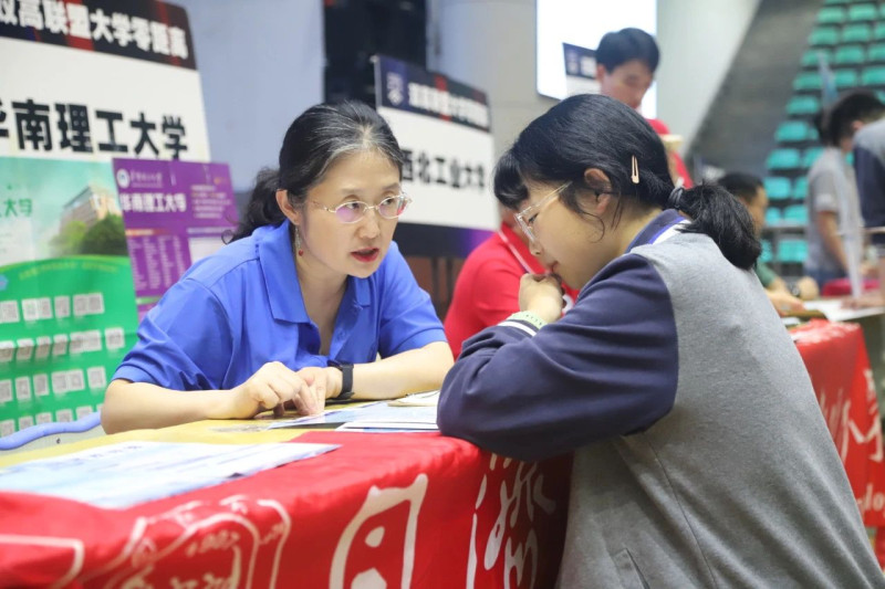 高校老師耐心解答學(xué)生疑惑,。