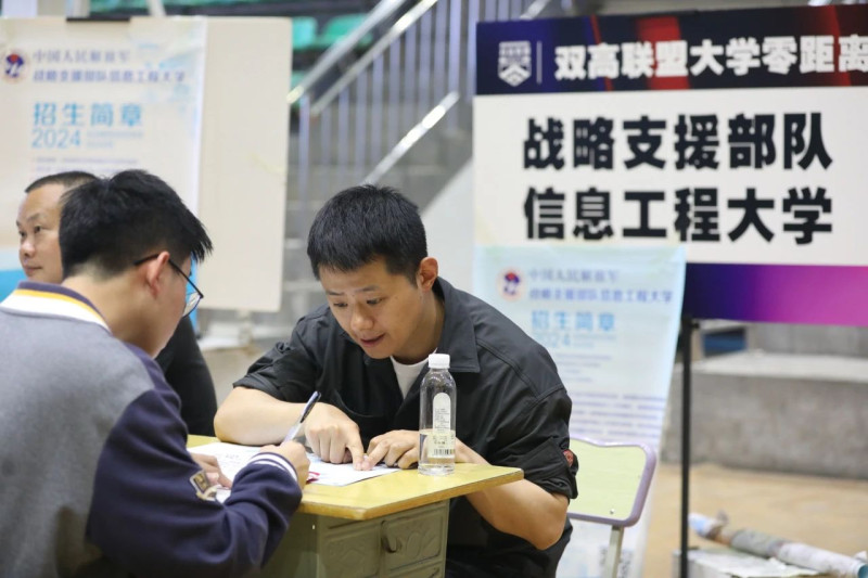 招生老師面對(duì)面講解招生政策。