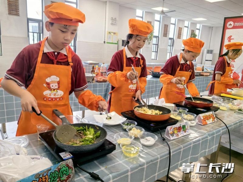 楓樹山明昇小學(xué)五六年級(jí)學(xué)生舉行了一場(chǎng)別開生面的廚藝大比拼,。長(zhǎng)沙晚報(bào)通訊員 劉寧 文思 攝影報(bào)道