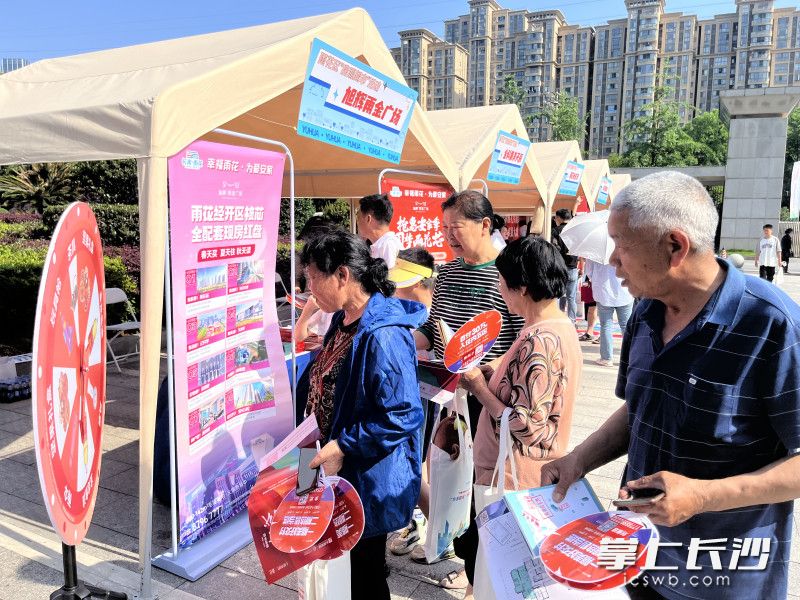 5月25日,，趁著周末，黎托街道川河村的集體土地拆遷安置戶們在選擇樓盤,。 均為長沙晚報全媒體記者 周游 通訊員 高興 攝影報道