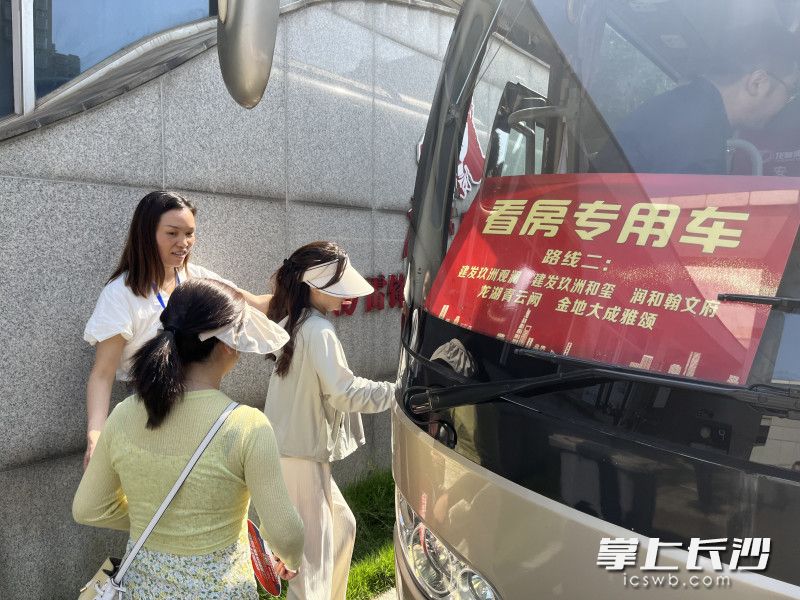 活動現(xiàn)場不但有專車接送,，還有來自雨花區(qū)的16家房企（含5家房票安置的協(xié)議房企）為眾多拆遷安置戶介紹各種戶型的優(yōu)質(zhì)房源。