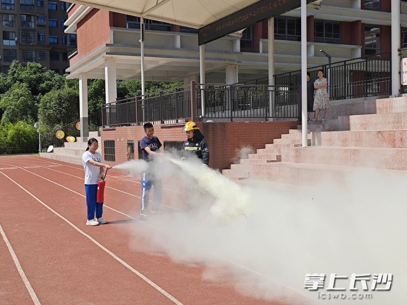 普及消防安全知識,，助力創(chuàng)建平安校園。長沙晚報通訊員 楊慧 供圖