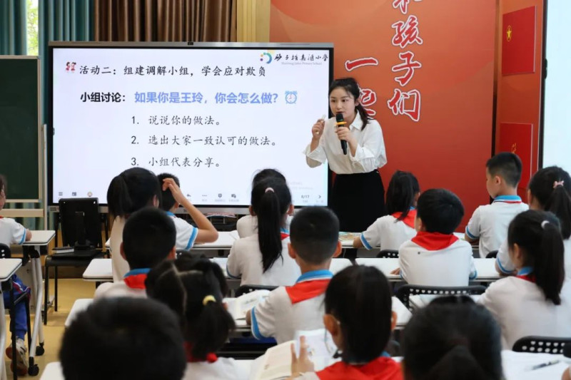 昨日,，一場以“真實(shí)體驗(yàn)與課堂實(shí)踐”為主題的思政課現(xiàn)場教學(xué)競賽在雨花區(qū)砂子塘東瀾灣小學(xué)舉行。通訊員 謝智江 攝