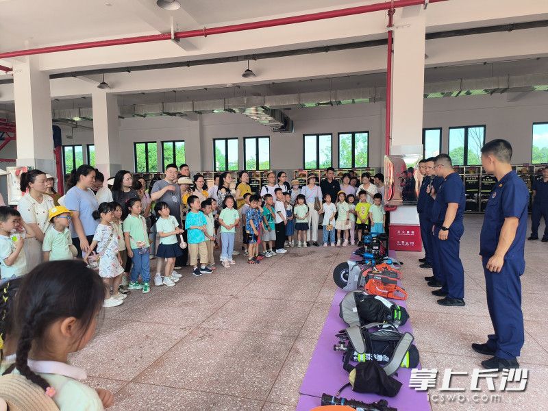 消防宣傳員為師生介紹消防裝備器材。長沙晚報通訊員 楊慧 供圖