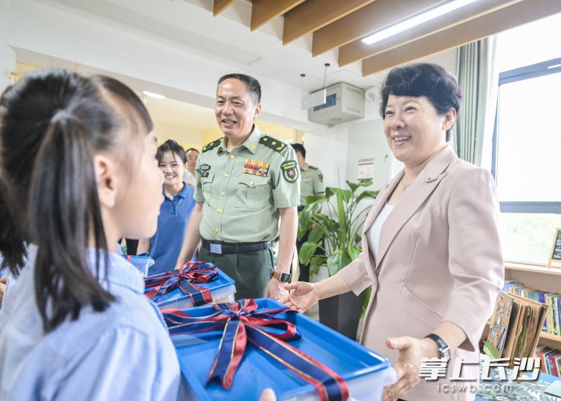 吳桂英走訪國(guó)防科大一號(hào)園區(qū)幼兒園,，為孩子們送上節(jié)日祝福。