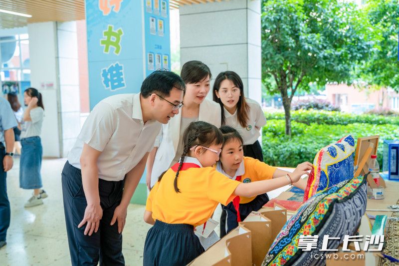 在展區(qū),，學(xué)生們自豪地跟來(lái)訪專家介紹項(xiàng)目式學(xué)習(xí)的成果。照片由學(xué)校提供,。