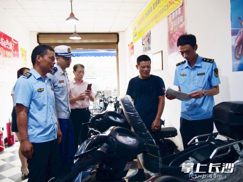 檢查組重點檢查電動自行車,、摩托車銷售門店是否存在非法改裝電池,、燈光、電氣線路等現(xiàn)象,。  長沙晚報通訊員 湯淑 供圖