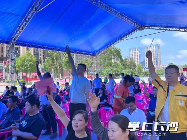 活動現(xiàn)場市民踴躍答題,。均為長沙晚報通訊員秦曉陽供圖