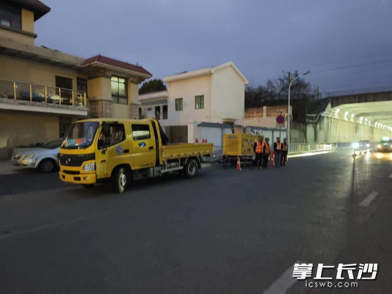 出動57臺次車輛設(shè)備,、雨花區(qū)市政131人通宵作業(yè)迎暴雨。