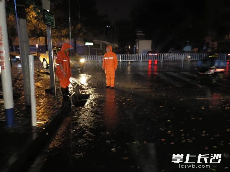 雨花區(qū)各相關(guān)部門快速行動及時排險,。 均為 通訊員 高興 攝