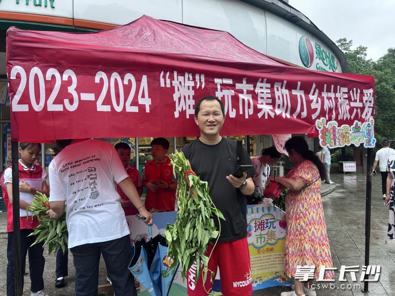 將義賣收入全部捐贈,。