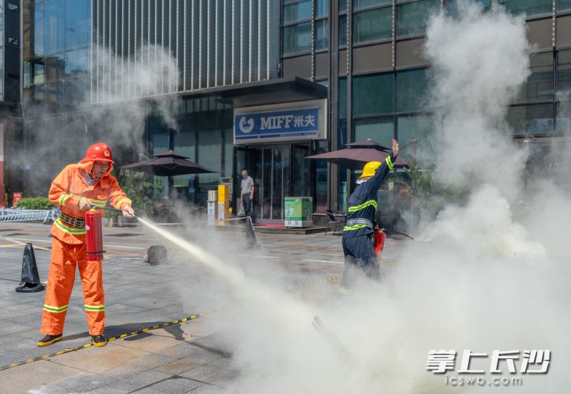 手提滅火器奔跑50米滅火實(shí)操,。