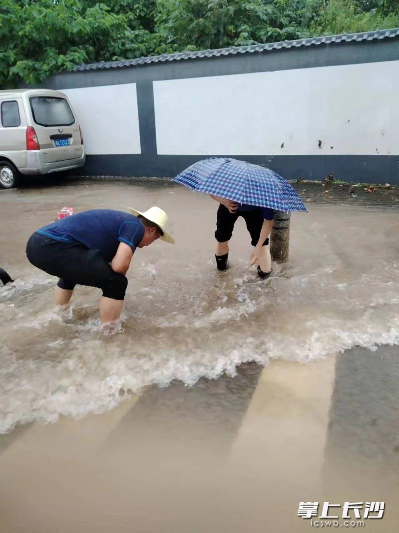 對積水路段排澇除險。