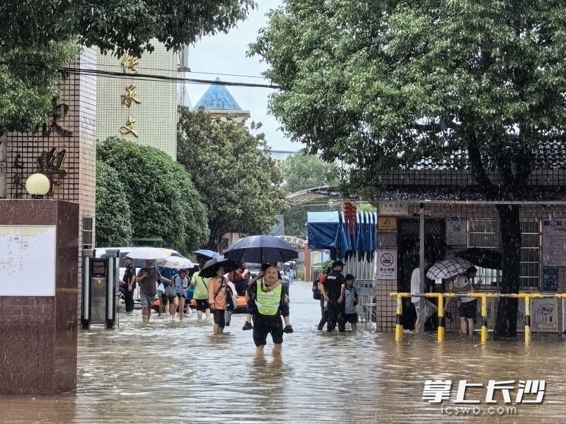 近700名師生被困,，?梨街道集結(jié)黨員干部志愿者、藍(lán)天救援隊(duì)趕赴現(xiàn)場展開救援,。 均為街道供圖