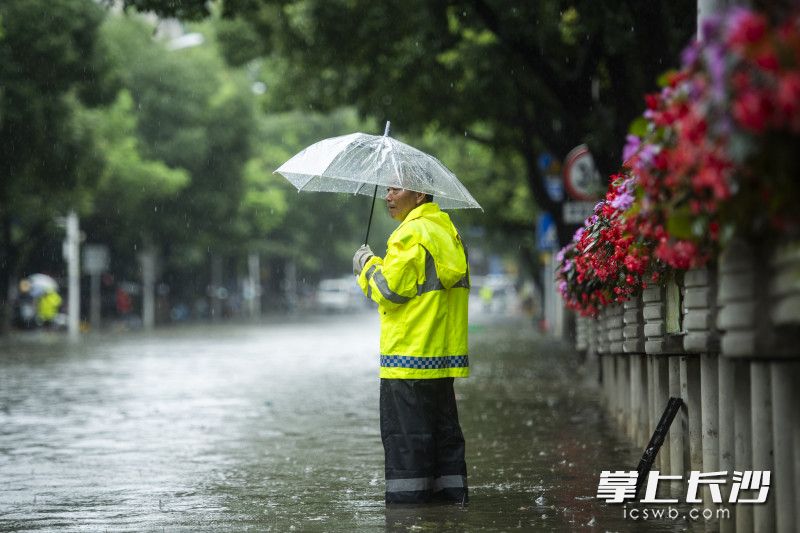 6月24日13時(shí)30分,，芙蓉區(qū)曙光路,，芙蓉市政工作人員守著一處排水口。不遠(yuǎn)處,，積水已經(jīng)在快速消退,。