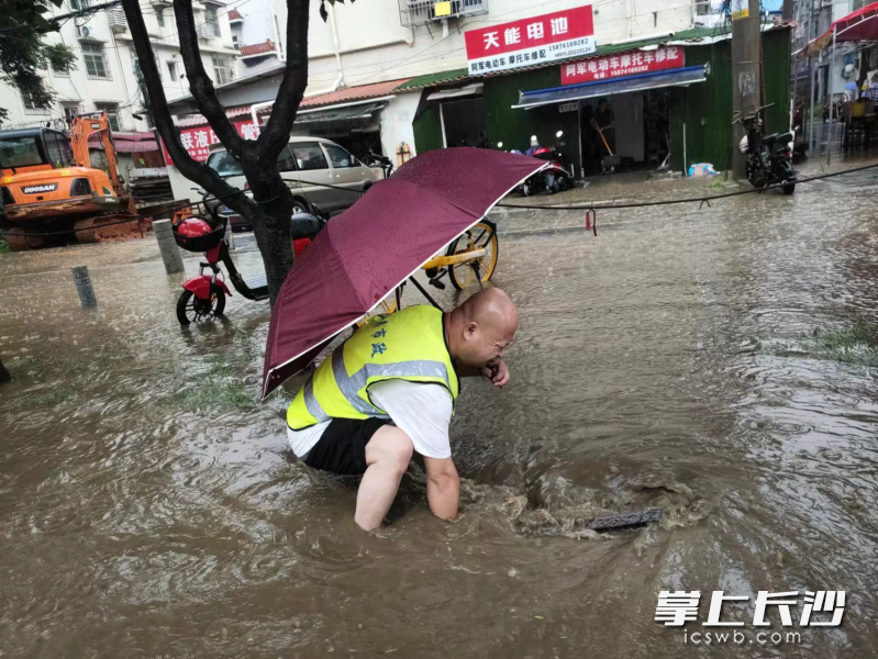 湘江新區(qū)防汛工作人員全力排水確保城市安全運(yùn)行,。  均為受訪方供圖