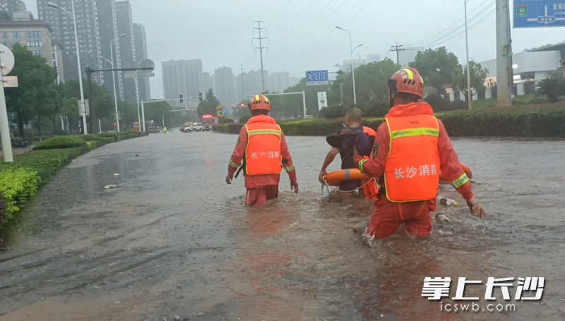 消防“汛”速救出被困人員,。均為長沙晚報(bào)通訊員 楊慧 供圖