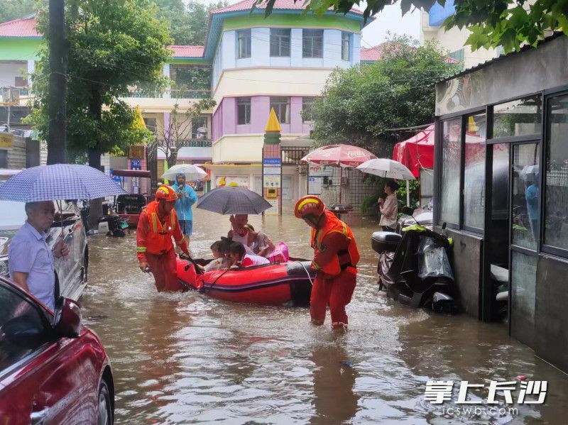 暴雨致一幼兒園200多名師生被困，消防緊急疏散轉(zhuǎn)移,。均為長(zhǎng)沙晚報(bào)通訊員謝夢(mèng)嘉供圖