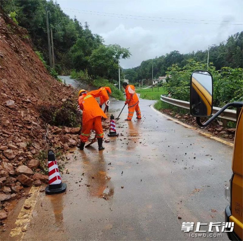 網(wǎng)約車司機(jī)志愿者對(duì)被堵塞的道路進(jìn)行清理,。