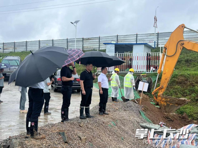 6月25日，王海潮帶隊前往含浦街道含泰社區(qū)靳江河,，現場指導處置管涌險情,。