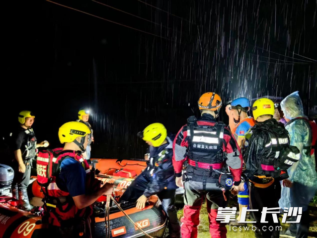 6月24日晚,，岳麓藍天救援隊前往白箬鋪鎮(zhèn)淑一村轉移被困群眾。