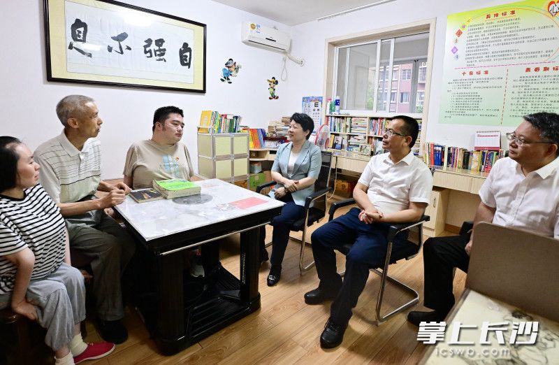 吳桂英鼓勵黨員沈博健用好專業(yè)知識,，守護青少年健康成長。以上均為長沙晚報全媒體記者 余劭劼 攝