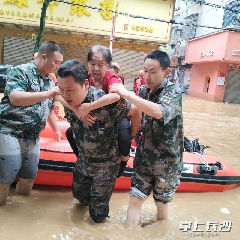 7月2日上午,，洪水退了一些，瀏陽(yáng)市公益救援隊(duì)的隊(duì)員們依然奮戰(zhàn)在救援一線,。受訪者供圖