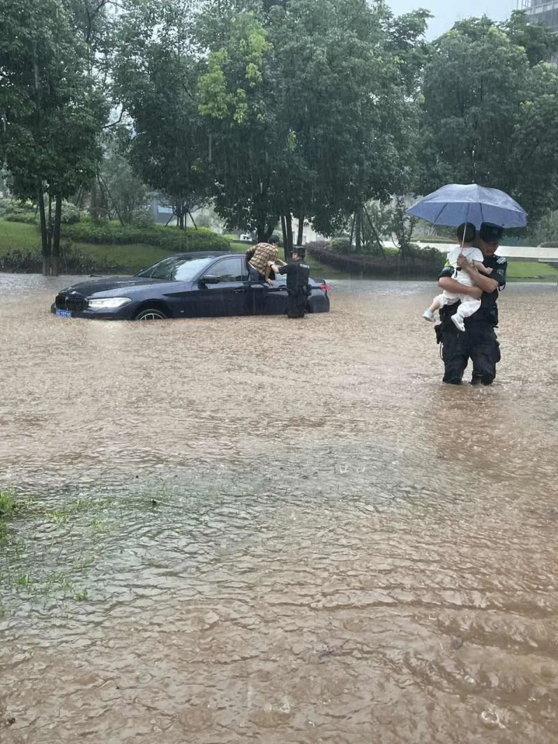 民警曾毅、黃亮將被困車(chē)內(nèi)的市民轉(zhuǎn)移到路邊安全地帶,。圖片均由受訪(fǎng)方提供