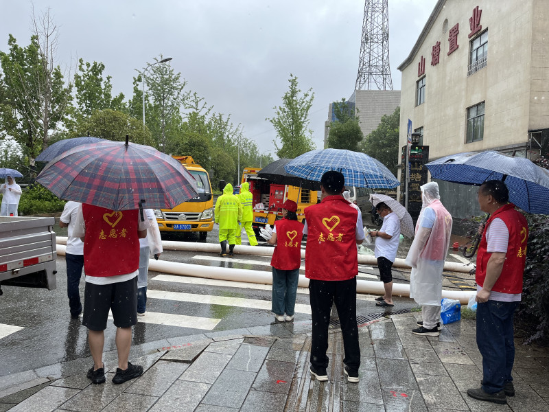 洋湖街道基層黨員干部奮戰(zhàn)在防汛一線(xiàn)，開(kāi)展積水清查,，宣傳防汛知識(shí),。