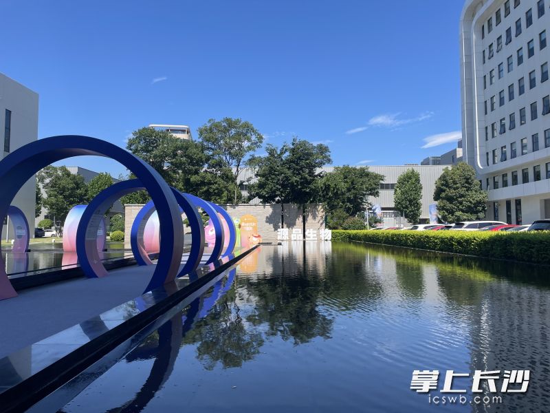 中南源品干細(xì)胞科技園開(kāi)園五周年之際，中南源品干細(xì)胞科技園開(kāi)展了“乘坐時(shí)光機(jī)的細(xì)胞”主題細(xì)胞科普展,，為公眾提供一個(gè)親密接觸細(xì)胞技術(shù)的生命科學(xué)科普平臺(tái),，邀請(qǐng)廣大民眾共同走進(jìn)生命科學(xué)，感受科技的魅力,。