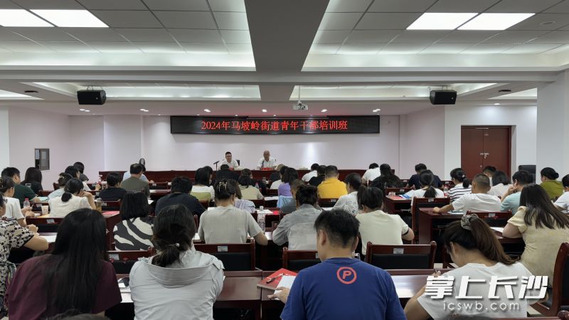 “周末學(xué)校”培訓(xùn)內(nèi)容包括黨的理論教育,、黨性教育及專業(yè)能力提升三個板塊,。  長沙晚報全媒體記者 顏家文 攝