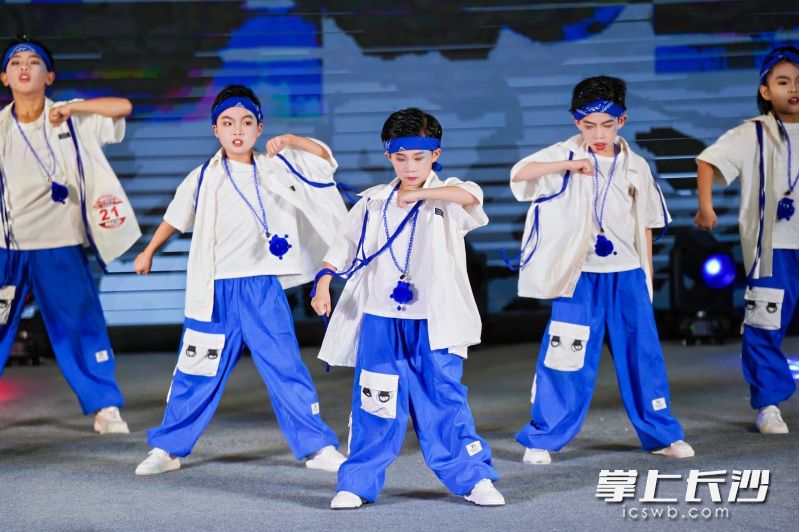 臺(tái)上斗舞燃動(dòng)一夏。均為市體育局供圖